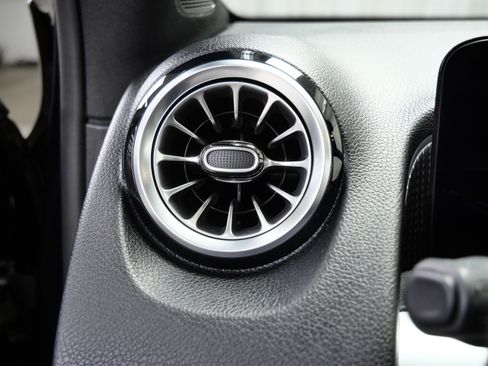 Certified 2022 Mercedes-Benz GLB 250 4MATIC image 27