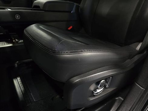 Used 2024 Land Rover Defender 130 X-Dynamic SE image 29