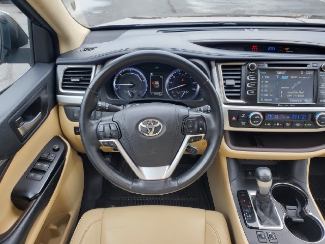 Used 2017 Toyota Highlander XLE AWD/4WD image 12