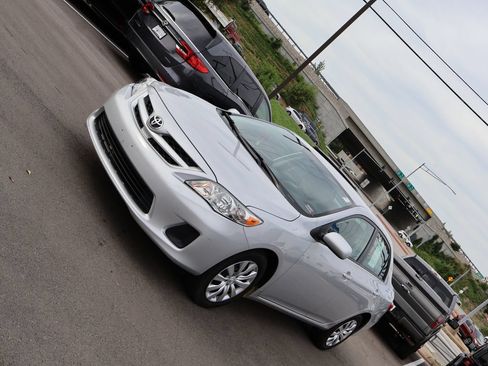 Used 2012 Toyota Corolla LE FWD image 3