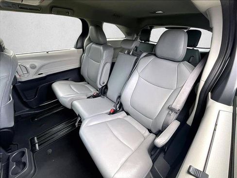 Used 2024 Toyota Sienna XLE w/ XLE Plus Package FWD image 28