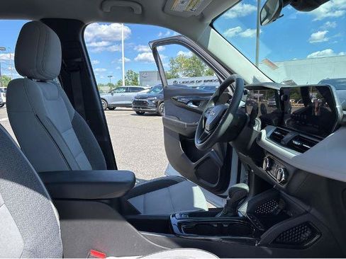 Used 2024 Chevrolet TrailBlazer LS FWD image 30