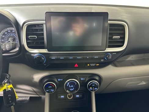Certified 2022 Hyundai Venue SEL image 21