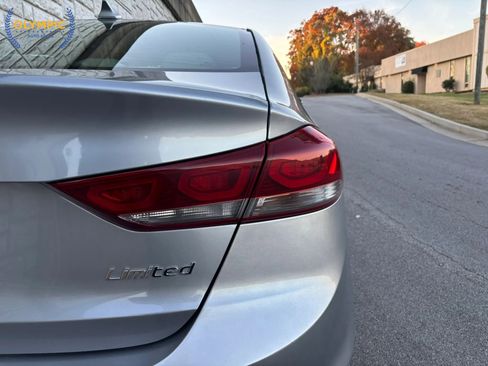 Used 2017 Hyundai Elantra Limited image 13