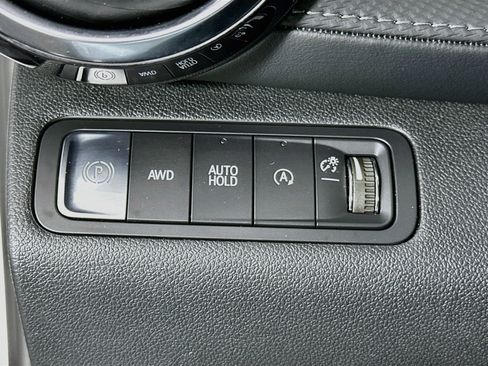 Used 2025 Chevrolet Equinox LT AWD/4WD image 17