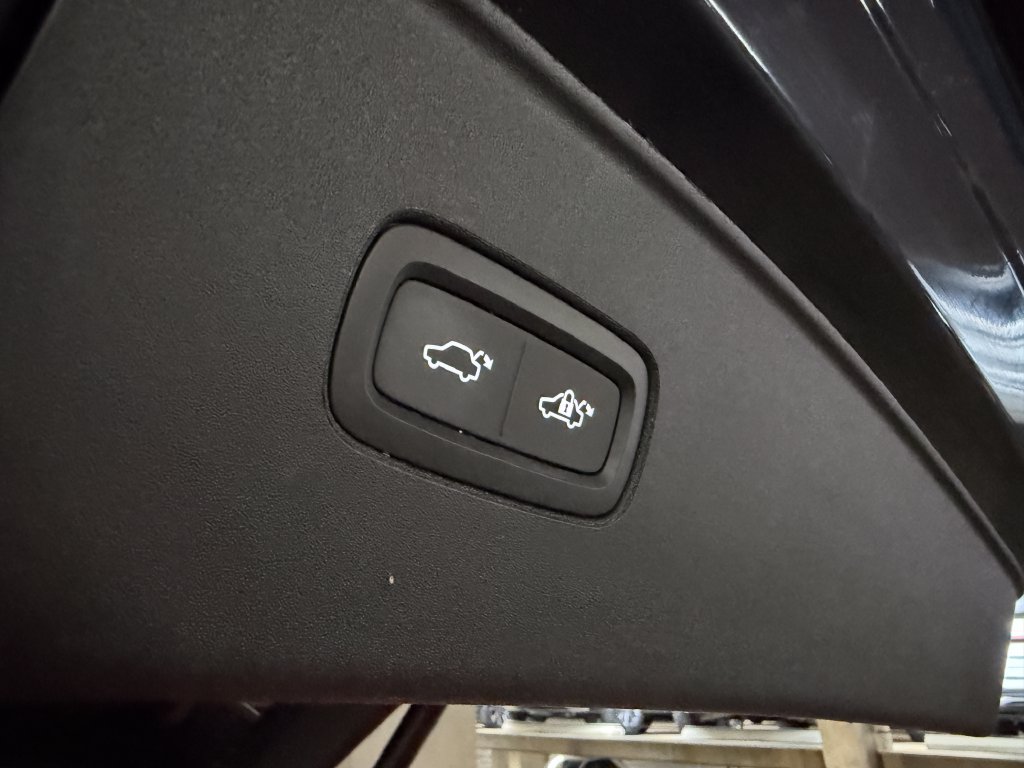 Certified 2025 Volvo EX90 Plus AWD/4WD image 31