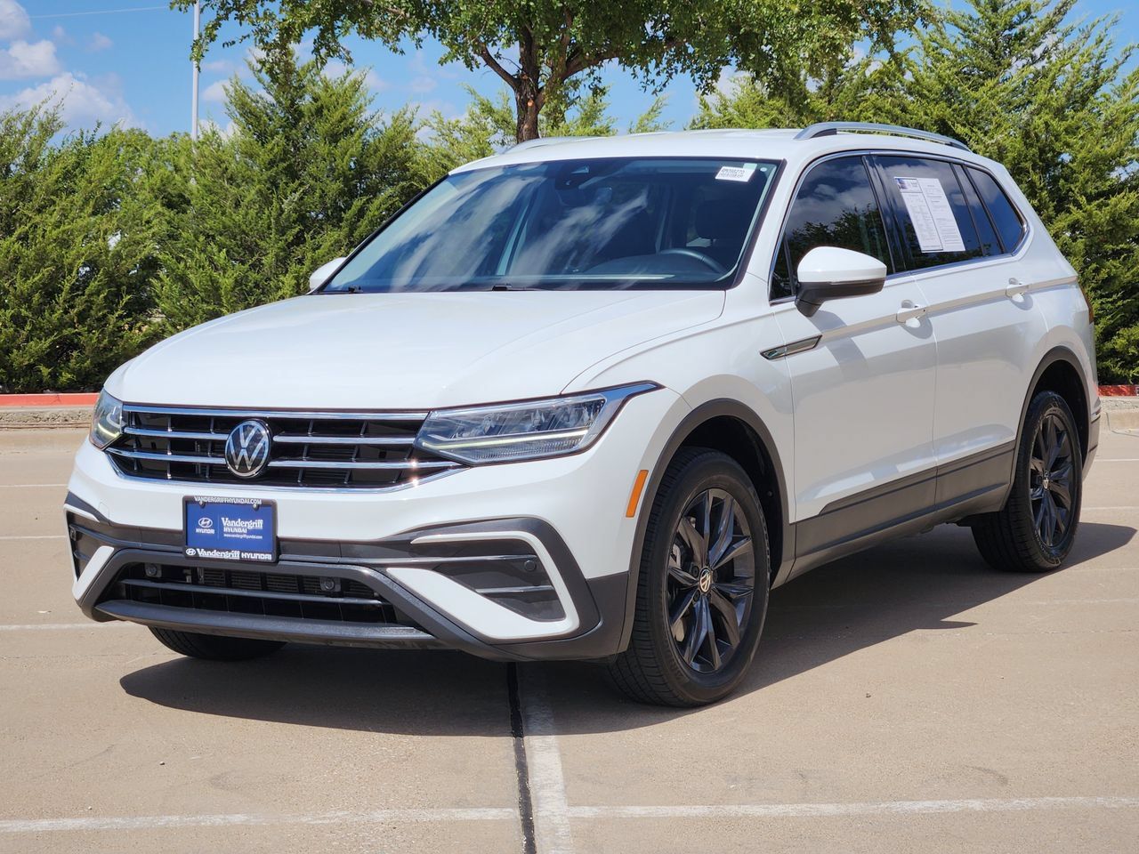 Used 2024 Volkswagen Tiguan SE FWD image 2