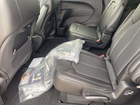 New 2027 Chrysler Pacifica Select FWD image 10