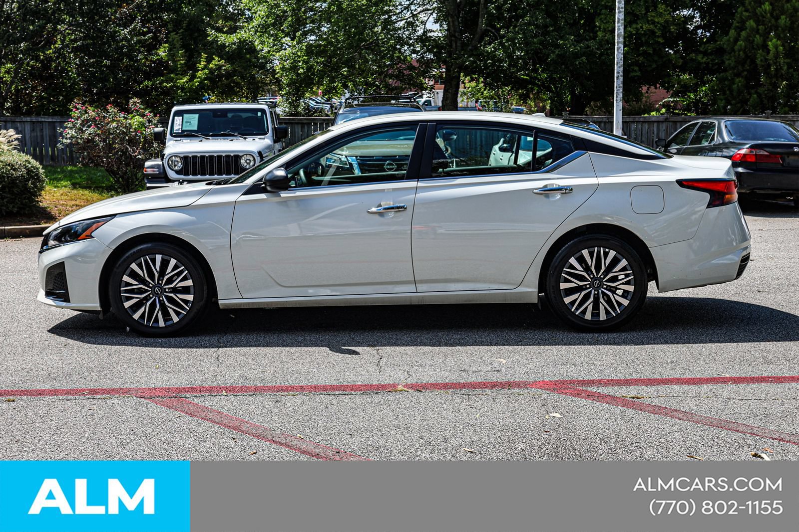 Used 2025 Nissan Altima 2.5 SV FWD image 9