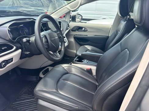 Used 2023 Chrysler Pacifica Touring-L FWD image 3