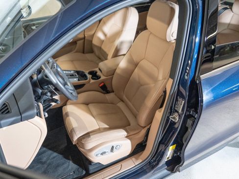Certified 2023 Porsche Macan AWD/4WD image 5
