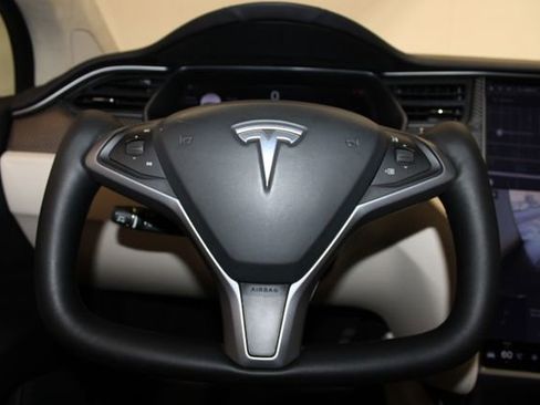 Used 2018 Tesla Model X 75D image 30