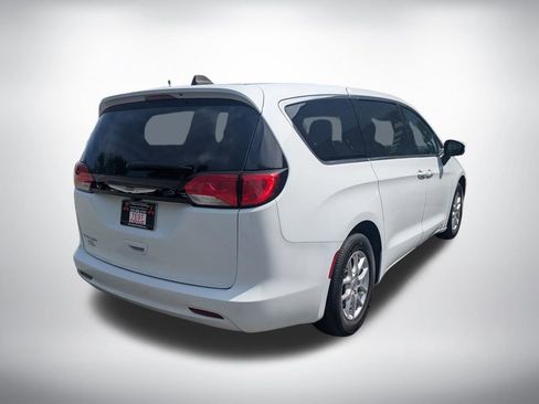 Used 2023 Chrysler Voyager LX FWD image 3