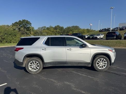 Used 2021 Chevrolet Traverse LS image 2