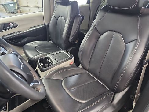Used 2023 Chrysler Pacifica Touring-L FWD image 15