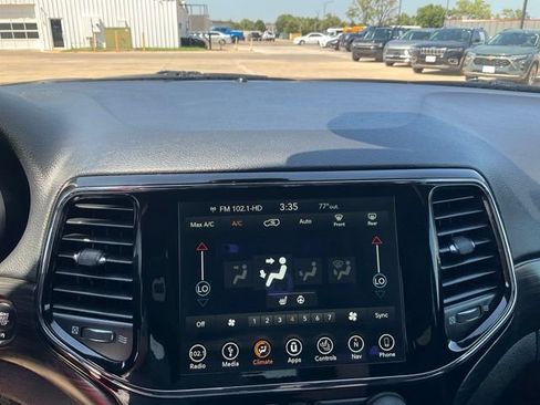 Used 2019 Jeep Grand Cherokee Altitude AWD/4WD image 13