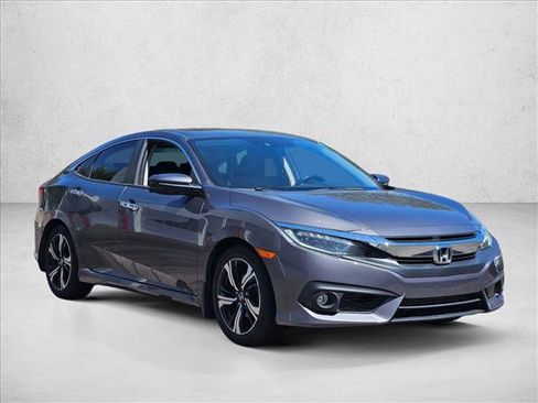 Used 2018 Honda Civic Touring image 3