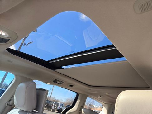 Used 2021 Chrysler Pacifica Touring-L w/ Uconnect Theater Family Group image 30