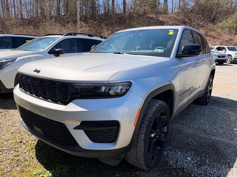 Used 2024 Jeep Grand Cherokee Altitude image 2