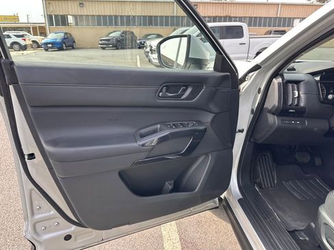 Used 2025 Nissan Pathfinder SV AWD/4WD image 13