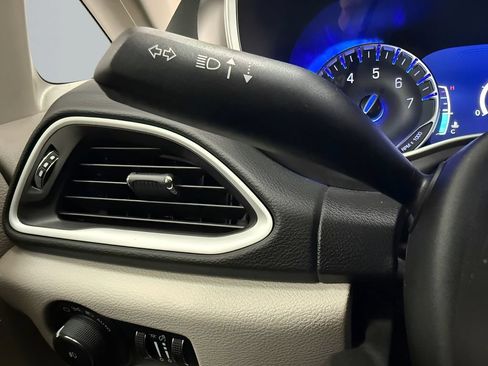 Used 2024 Chrysler Pacifica Touring-L FWD image 20