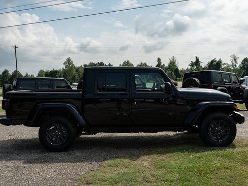 New 2025 Jeep Gladiator Sport image 11