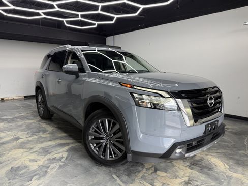 Used 2023 Nissan Pathfinder SL AWD/4WD image 6