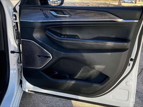 Used 2023 Jeep Grand Cherokee L Overland w/ Advanced Protech Group III image 22