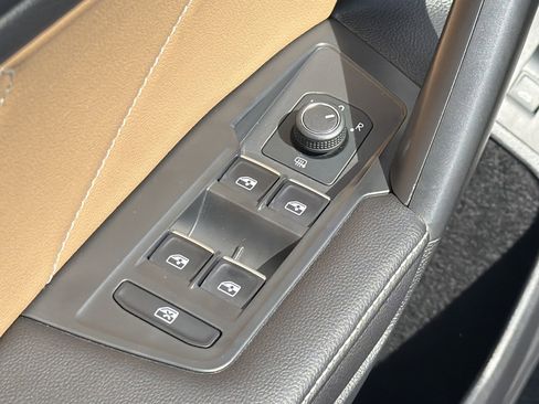 Used 2024 Volkswagen Tiguan SE w/ Panoramic Sunroof Package image 18