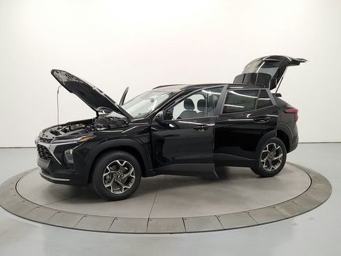 New 2025 Chevrolet Trax LT w/ Driver Confidence Package FWD image 12