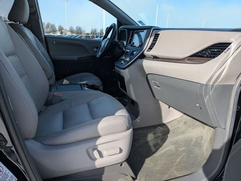 Used 2017 Toyota Sienna XLE Premium image 30