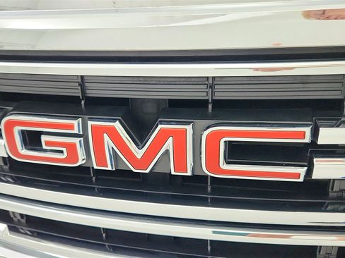 Used 2023 GMC Acadia SLT image 16