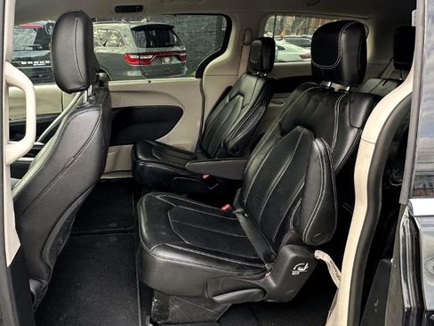 Used 2023 Chrysler Pacifica Touring-L FWD image 22