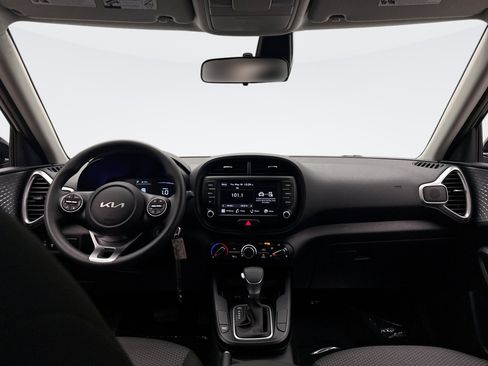 Used 2025 Kia Soul LX w/ LX Technology Package FWD image 14