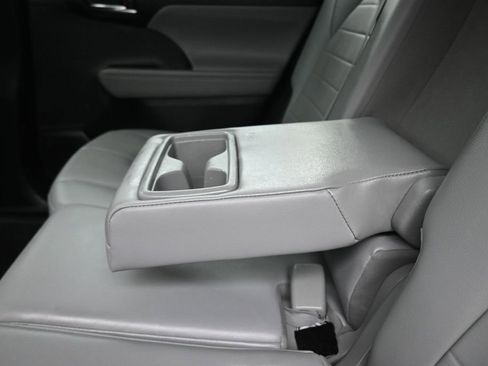 Used 2021 Toyota Highlander XLE AWD/4WD image 37