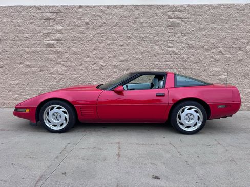 Used 1992 Chevrolet Corvette Coupe RWD image 2