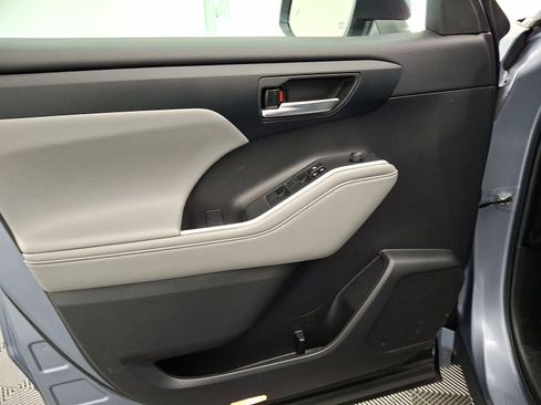 Certified 2023 Toyota Highlander XLE image 10