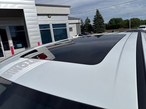 Used 2026 Chrysler Pacifica Limited FWD image 8