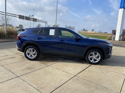 Used 2024 Chevrolet Trax LS w/ LS Convenience Package image 12