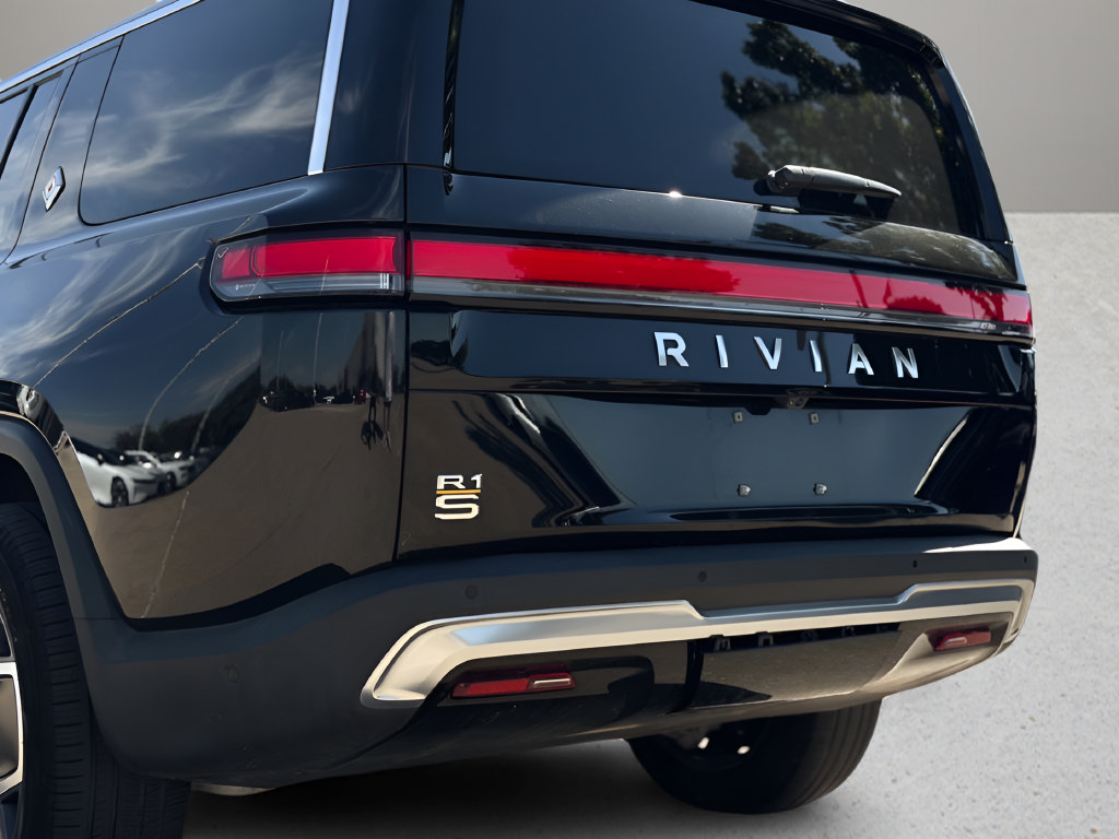 Used 2024 Rivian R1S Adventure Quad AWD/4WD image 23