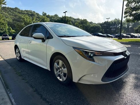 Used 2022 Toyota Corolla LE FWD image 3
