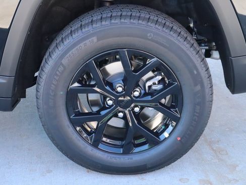 New 2025 Jeep Grand Cherokee Laredo image 19