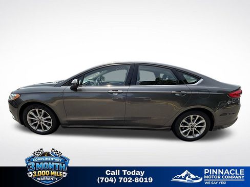 Used 2017 Ford Fusion SE w/ Fusion SE Technology Package FWD image 7