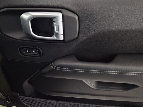 Used 2023 Jeep Wrangler Unlimited Sahara image 32