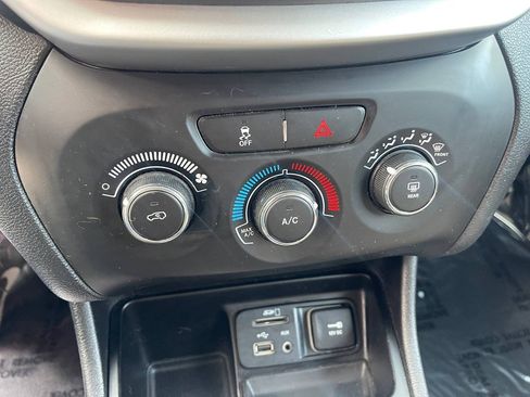 Used 2017 Jeep Cherokee Sport image 27