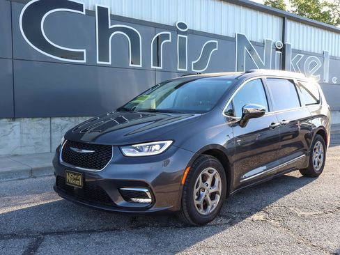 Used 2023 Chrysler Pacifica Limited FWD image 1