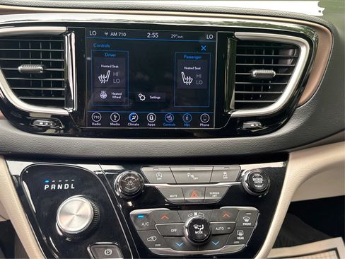 Used 2019 Chrysler Pacifica Touring-L FWD image 26