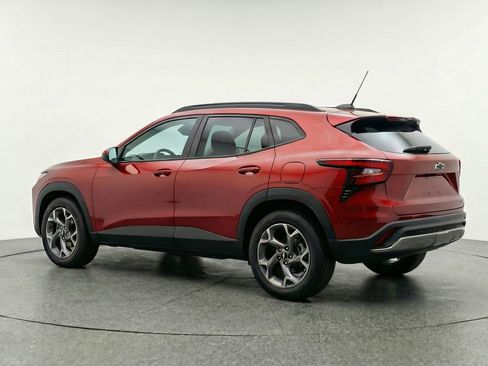 Used 2025 Chevrolet Trax LT FWD image 6