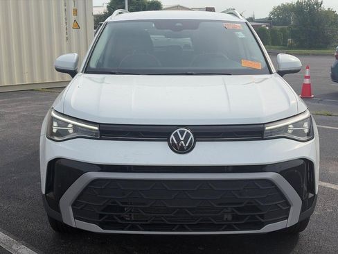 Used 2025 Volkswagen Taos SE AWD/4WD image 2