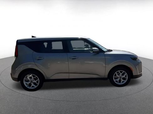 Used 2025 Kia Soul LX w/ LX Technology Package FWD image 16